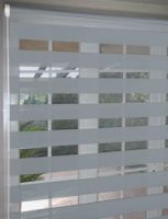 store jour-nuit gris, 100% polyester, largeur :30 à 240cm et hauteur 40 à 260cm, garanti 30ans