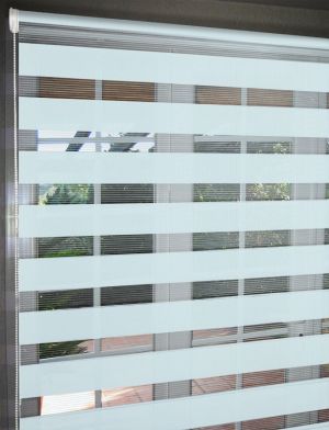 store jour-nuit bleu acqua, 100% polyester, largeur :30 à 240cm et hauteur 40 à 260cm, garanti 30ans