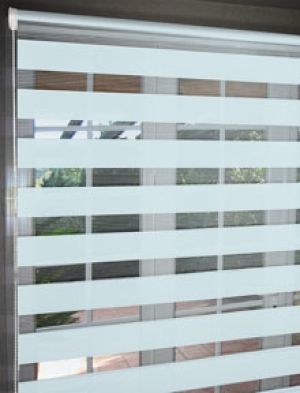 store jour-nuit bleu acqua, 100% polyester, largeur :30 à 240cm et hauteur 40 à 260cm, garanti 30ans